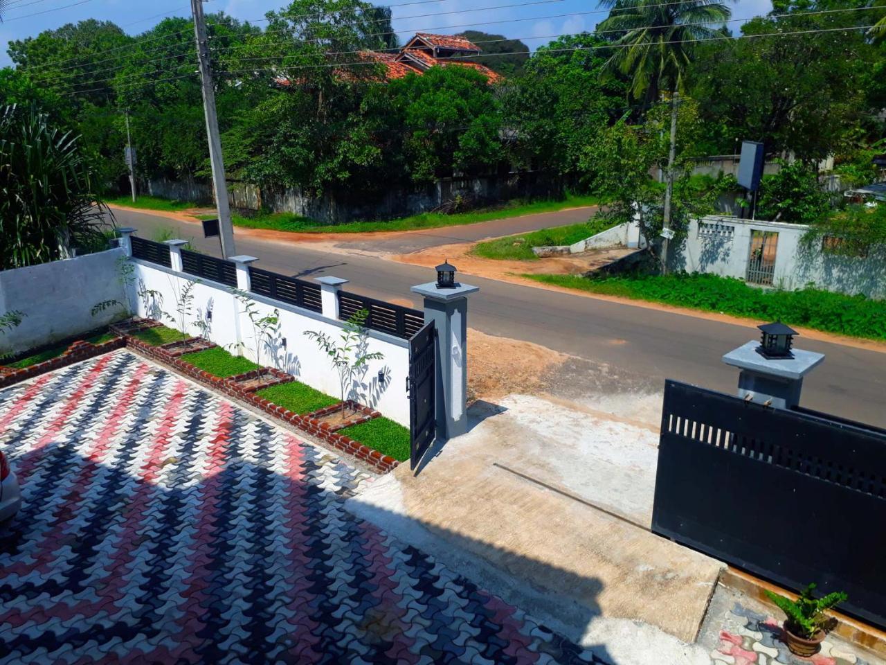A And D Holiday Inn Anuradhapura Exterior foto