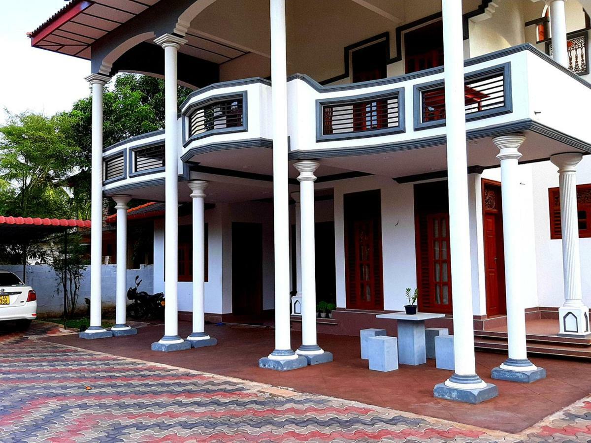 A And D Holiday Inn Anuradhapura Exterior foto