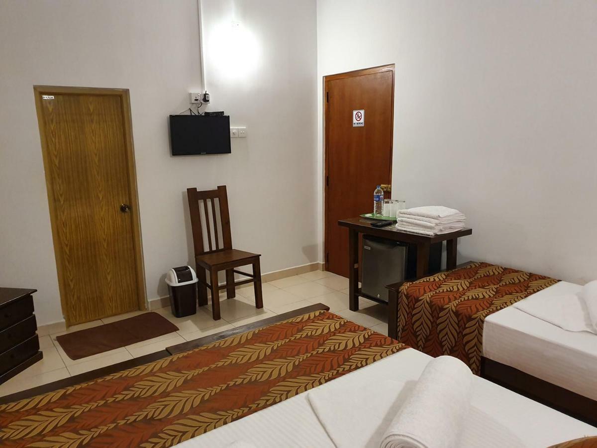 A And D Holiday Inn Anuradhapura Exterior foto
