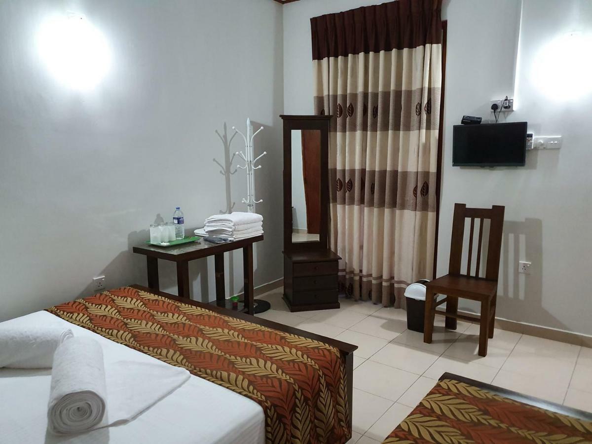A And D Holiday Inn Anuradhapura Exterior foto