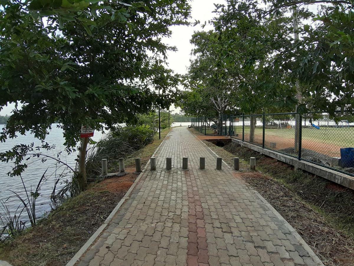 A And D Holiday Inn Anuradhapura Exterior foto
